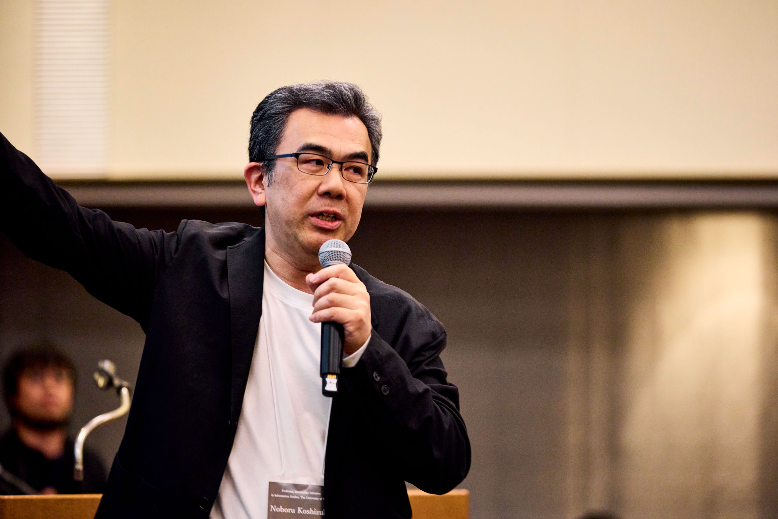 越塚 登 氏