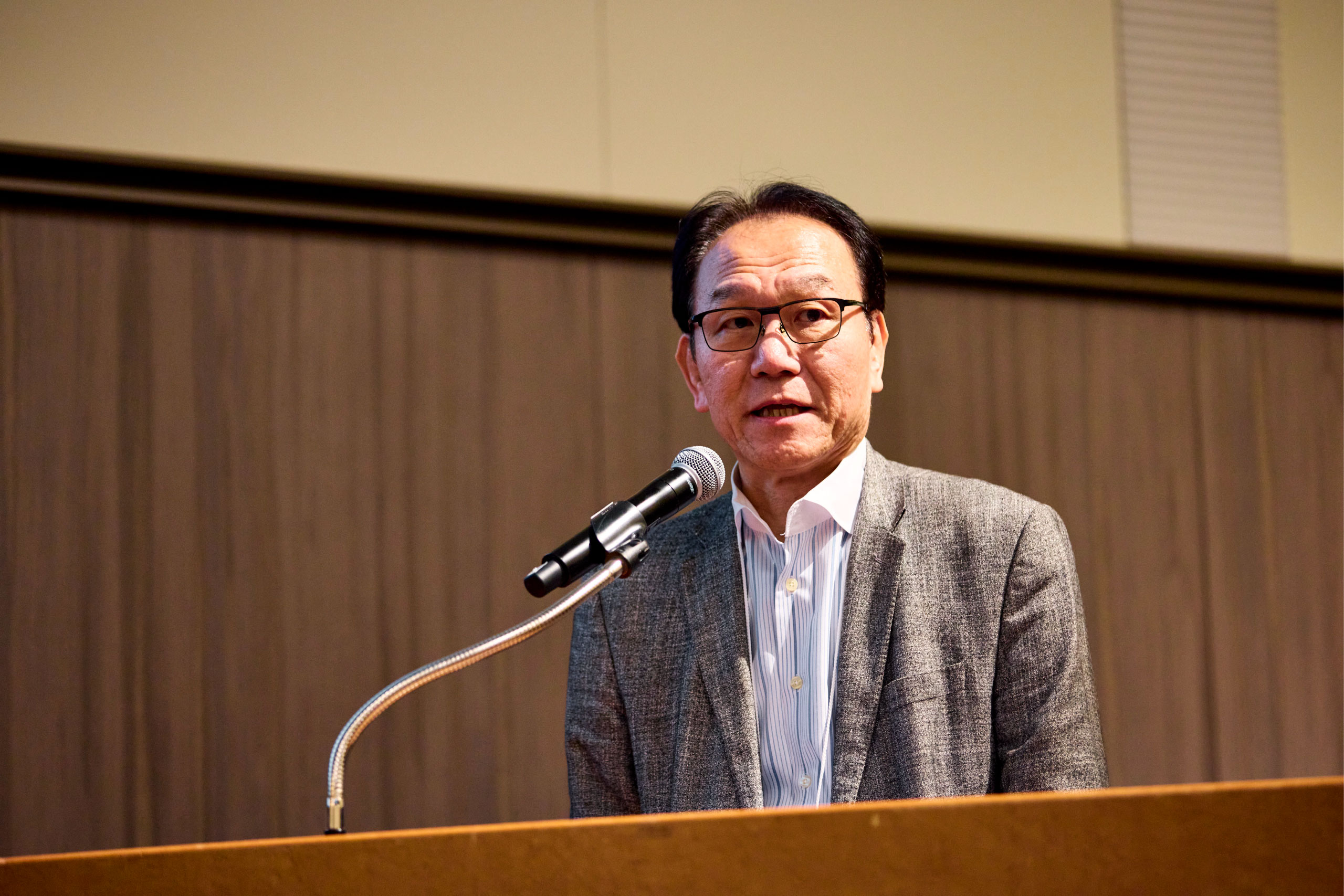 出口 敦 氏