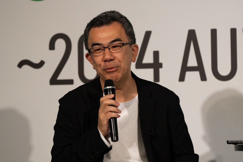 越塚登氏の登壇の様子