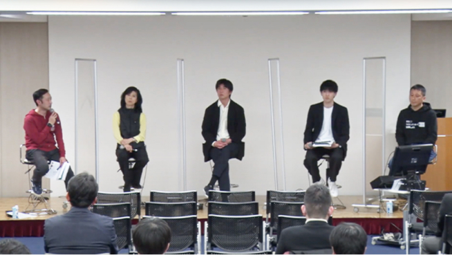 写真：パネルディスカッションで話している関治之 氏、石田遼 氏、内田瑞子 氏、倉田隆成 氏、瀧本陽一 氏