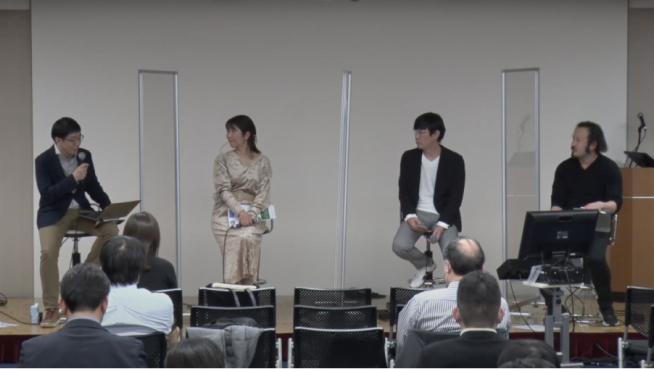写真：パネルディスカッションで話している藤井靖史 氏、重松眞理子 氏、寺澤和幸 氏、山口翔 氏