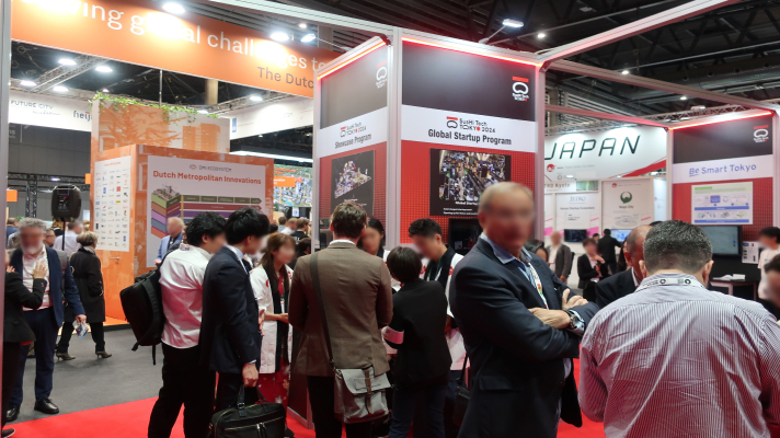 写真:東京パビリオンブース内のSusHi Tech Tokyo 2024 Global Startup Programエリアの様子。ポスターが掲出され、多くの来場者が集まっている