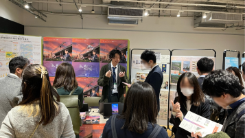 写真:来場者が板橋区高島平ブースに集まる様子。