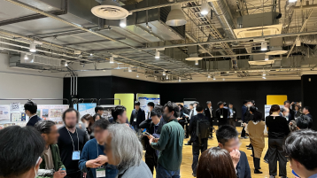 写真:スマート東京関連事業の展示エリアに集まる来場者の様子。