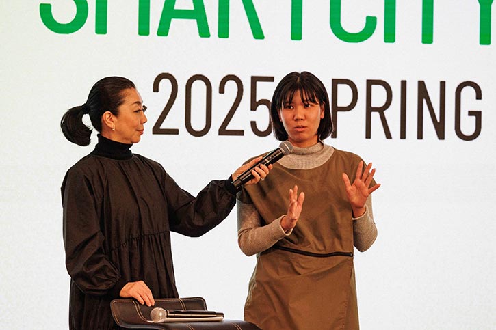 登壇者にインタビューしている