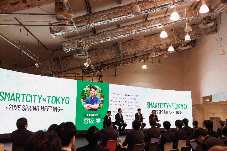 4名でパネルディスカッションを行っている