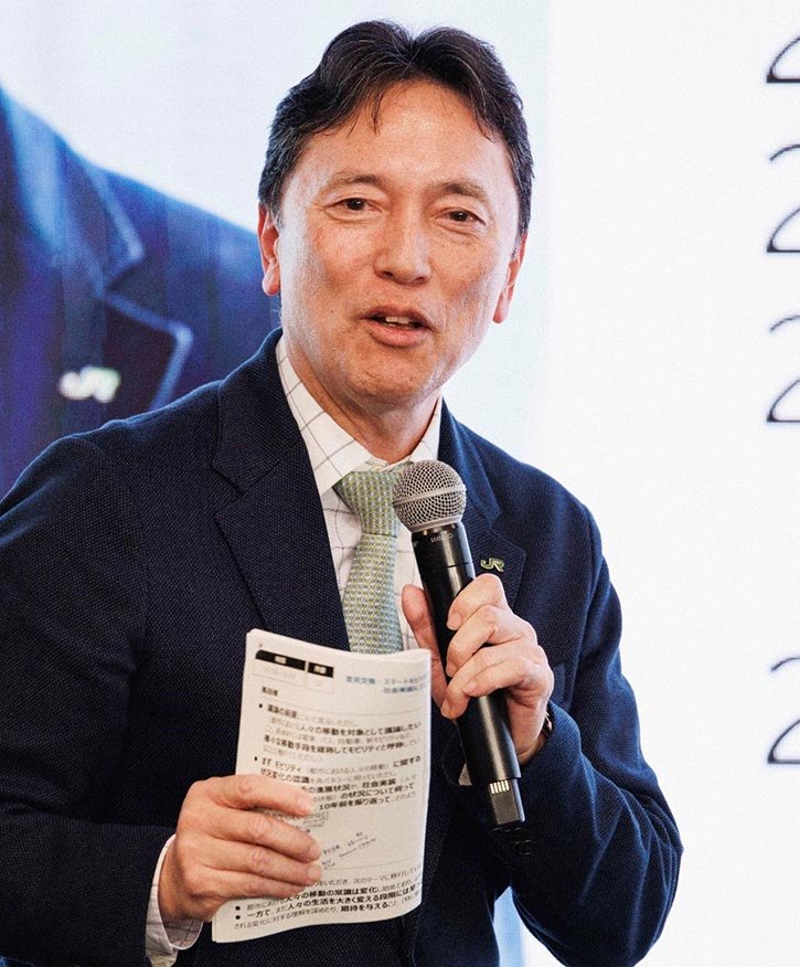 東日本旅客鉄道株式会社 代表取締役副社長 イノベーション戦略本部長 伊勢 勝巳 様の登壇し発言している