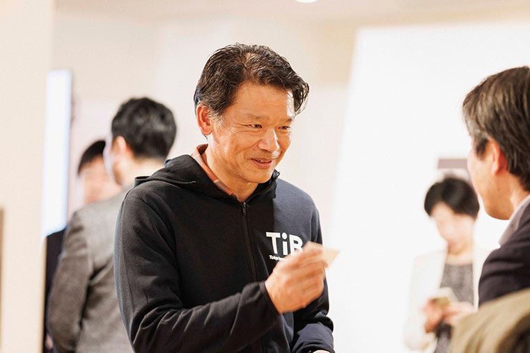 名刺交換を行う宮坂副知事