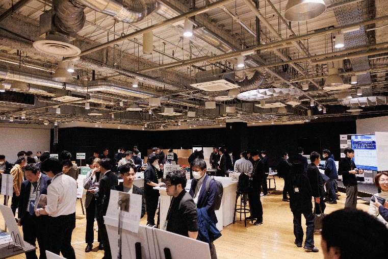 大勢の参加者がいる、会場の全体風景