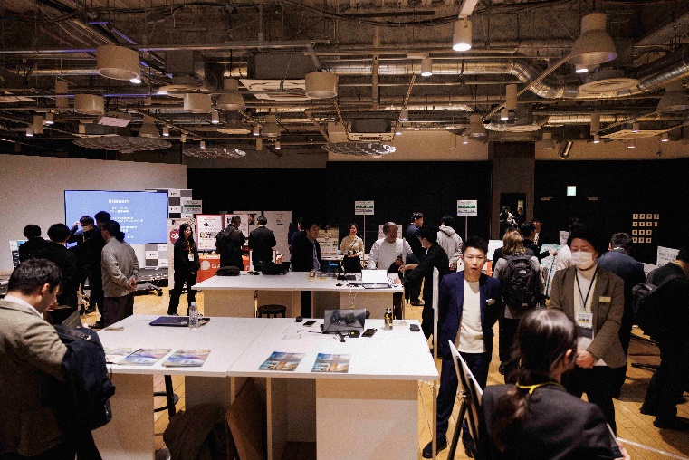 大勢の参加者がいる、会場の全体風景