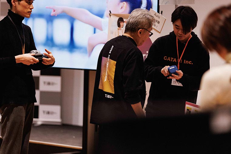 名刺交換を行っている参加者