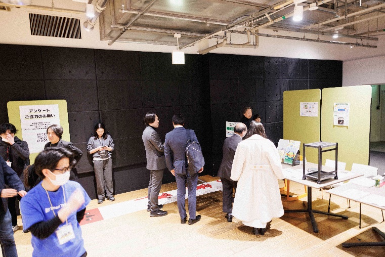 展示物を見ている参加者