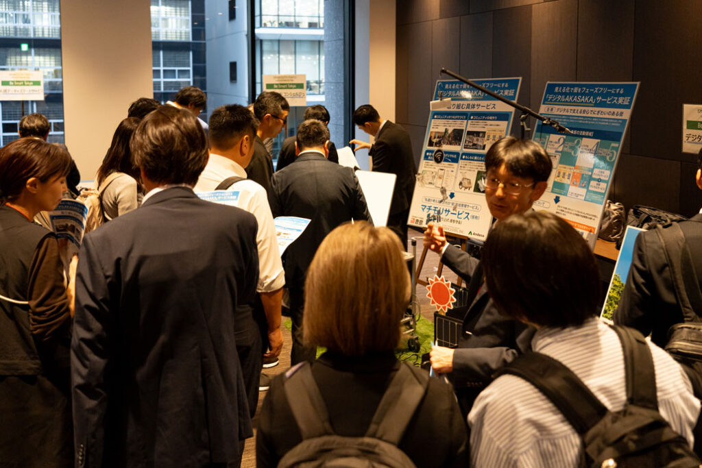 ネットワーキング会の実施時に人で賑わっている会場①