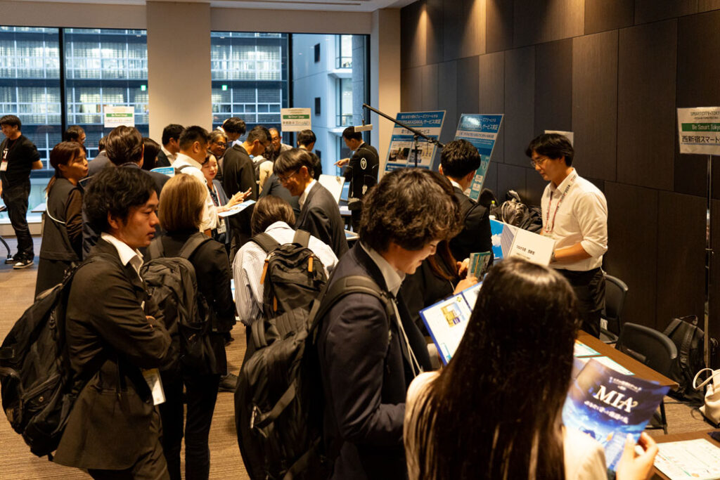 ネットワーキング会の実施時に人で賑わっている会場②