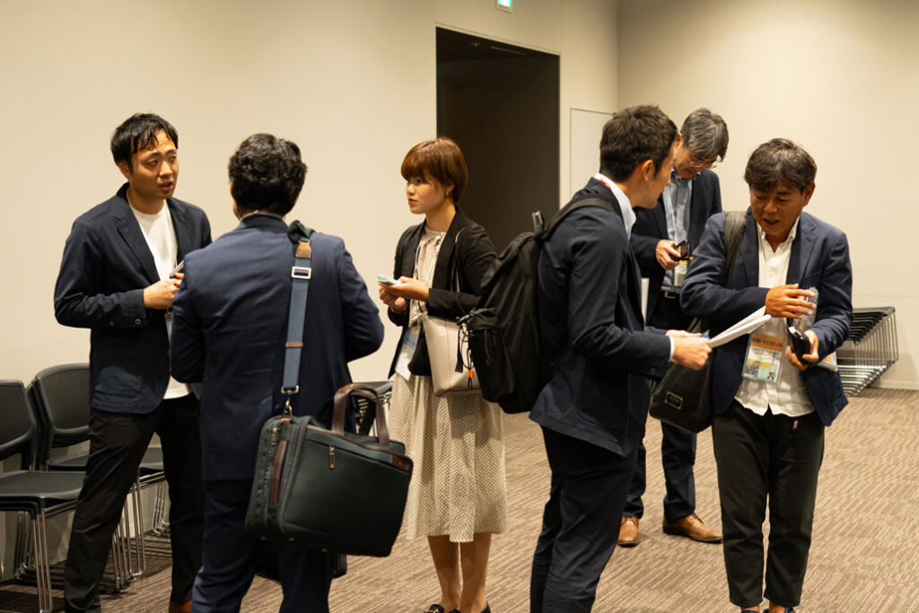 ネットワーキング会の実施時に個別に交流している人々