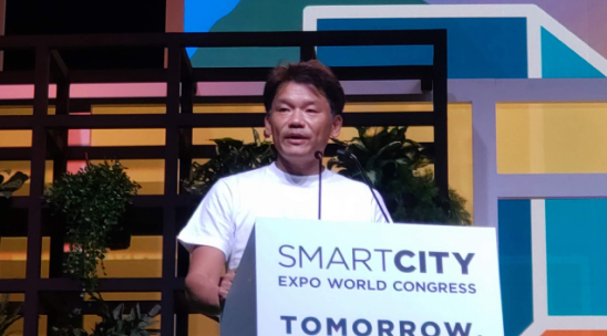 写真:スピーチを行う宮坂学 氏