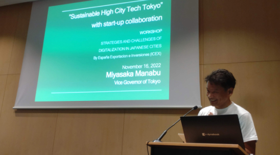 写真:スペイン貿易投資庁サイドイベントでプレゼンを行う宮坂学 氏