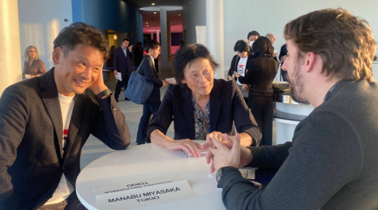 写真:スペインのスタートアップと交流する宮坂学 氏