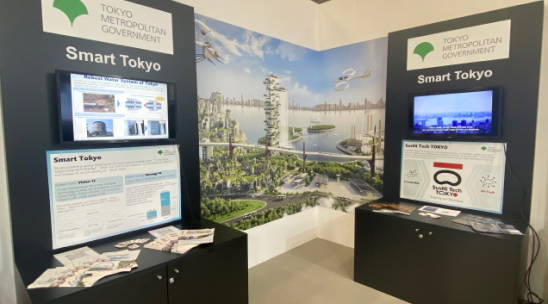 写真:東京都ブース内の様子。スマート東京とSusHi Tech Tokyoについてのポスターとリーフレットが設置され、サイネージでそれぞれの紹介映像を放映。