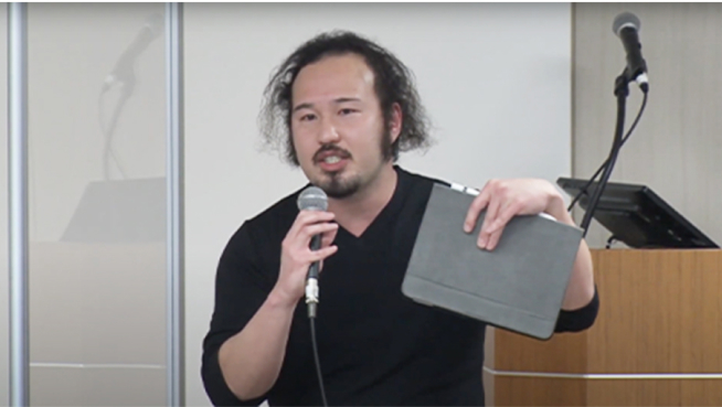 写真:パネルディスカッションで話している山口翔 氏