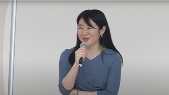 写真:トークセッションで話している越直美 氏