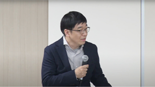 写真:パネルディスカッションで話している藤井靖史 氏